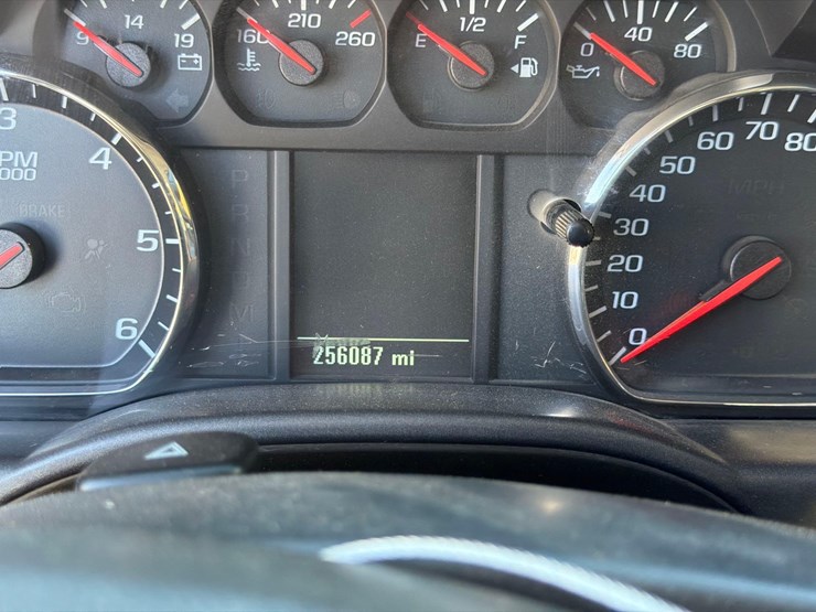 2016-chevrolet-3500-image-22