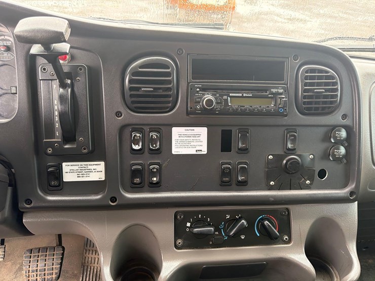 2015-freightliner-m2-106-image-19