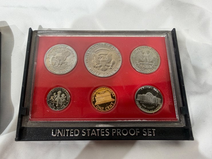 #40044-•-(10)-u.s.-mint-coinsets-from-1980's-image-15