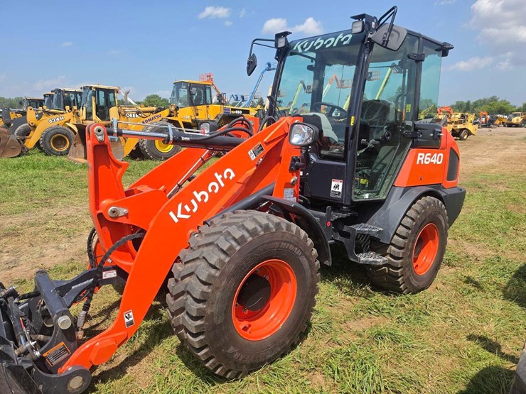 2026-kubota-r640-image-2