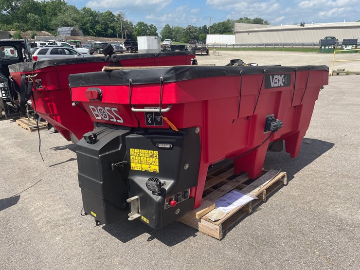 #4887-•-boss-vbx+-8000-poly-salt-spreader-image-1