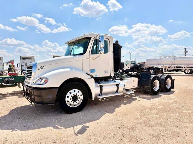 2006-freightliner-columbia-120-image-1