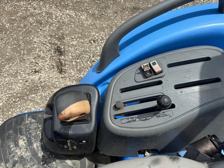 new-holland-boomer-3040-image-24