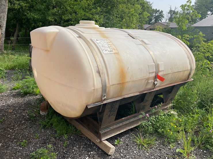 #8340-•-snyder-poly-tank-on-steel-frame-image-4