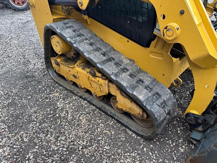 2017-caterpillar-249d-image-12