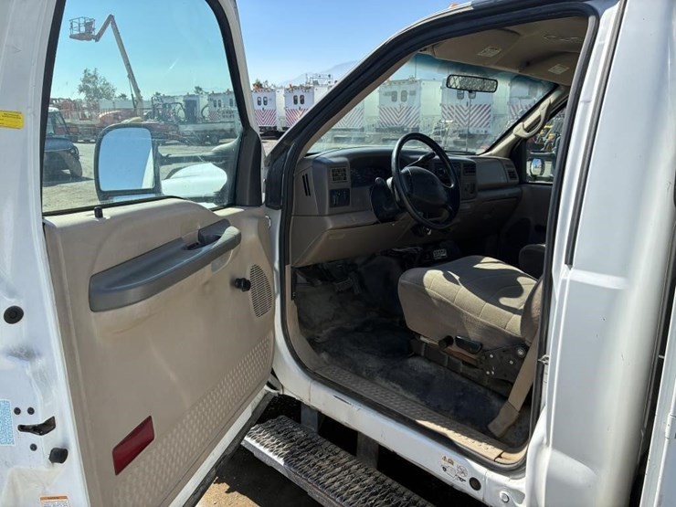 2002-ford-f550-image-30