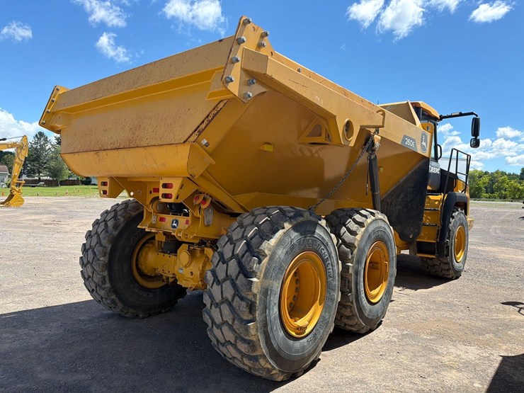 2023-deere-260e-image-4