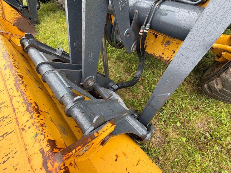 2021-john-deere-310-image-15