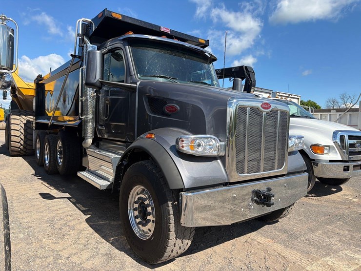 2026-peterbilt-567-image-2