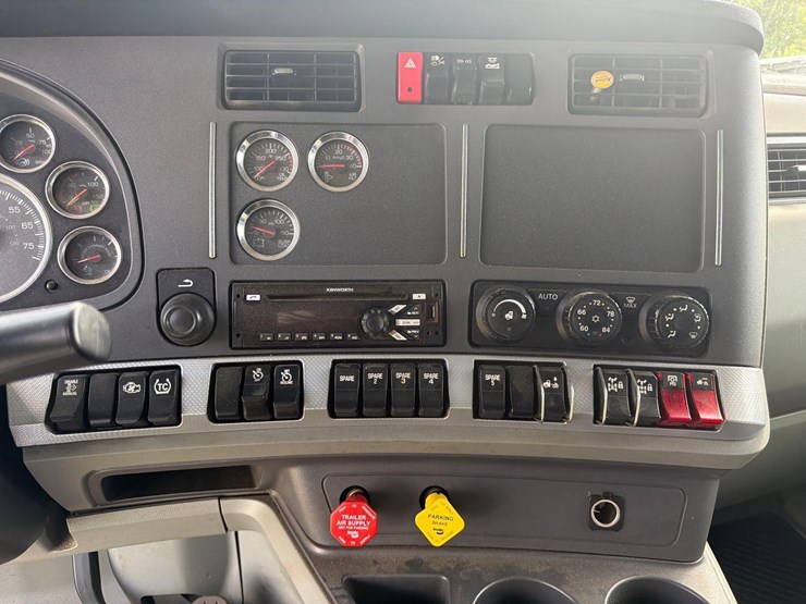2021-kenworth-t880-image-19