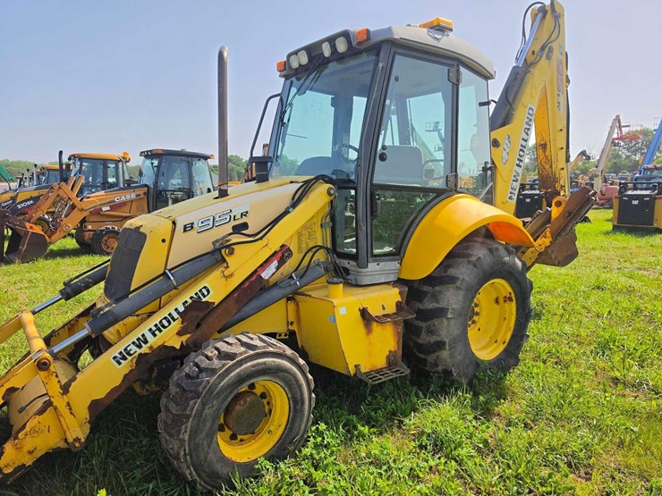 new-holland-b95-image-2