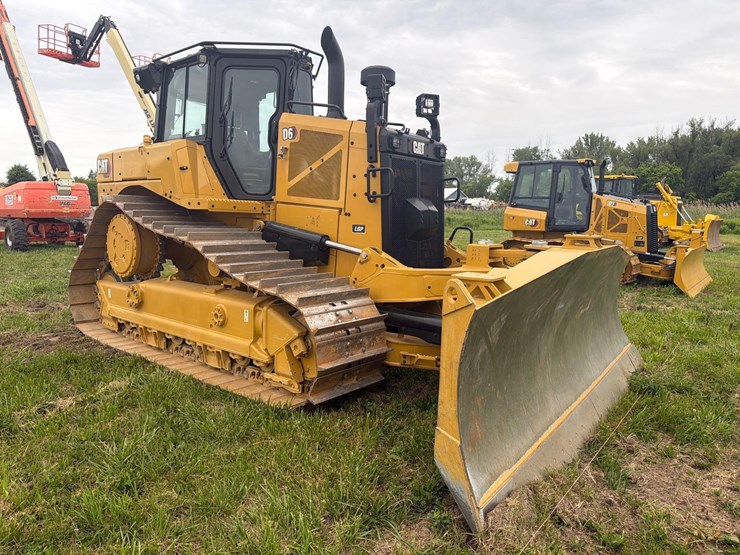 2026-caterpillar-d6-image-4