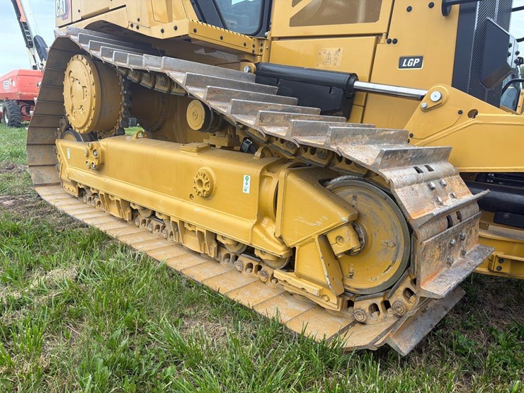 2026-caterpillar-d6-image-13