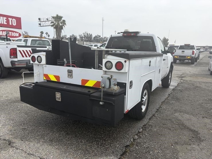 2011-chevrolet-2500hd-image-3