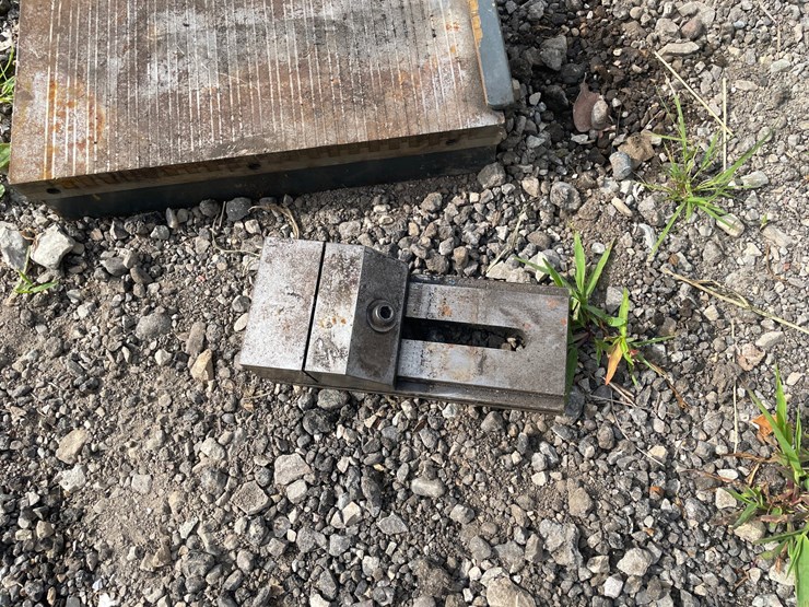 #8335-•-cm-chain-hoist-and-(2)-bench-vices-image-9