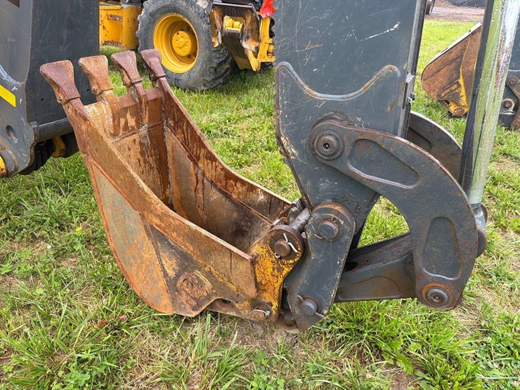 2021-john-deere-310-image-8