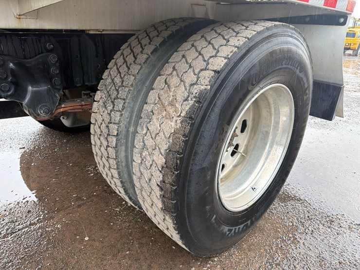 2015-freightliner-m2-106-image-9