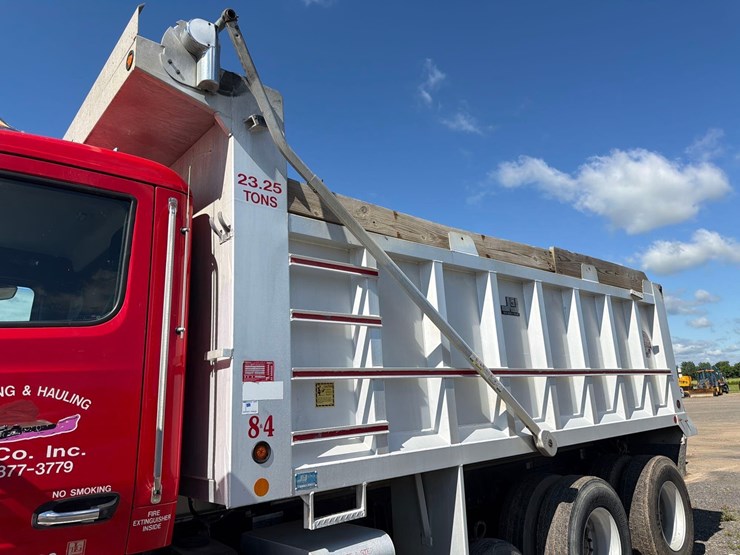 2017-peterbilt-567-image-17