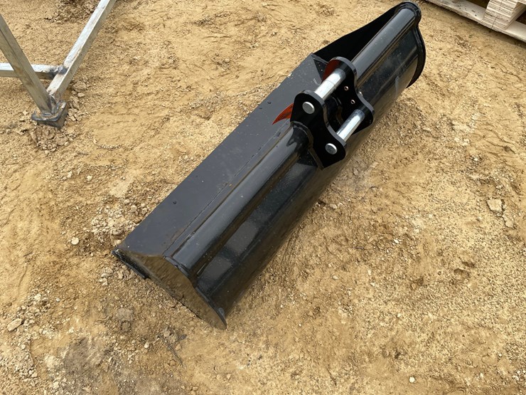 #2060-•-new-mini-32"-bucket-attachment-image-5