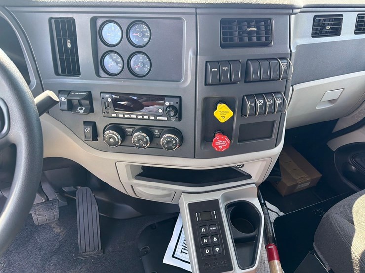 2026-peterbilt-567-image-23