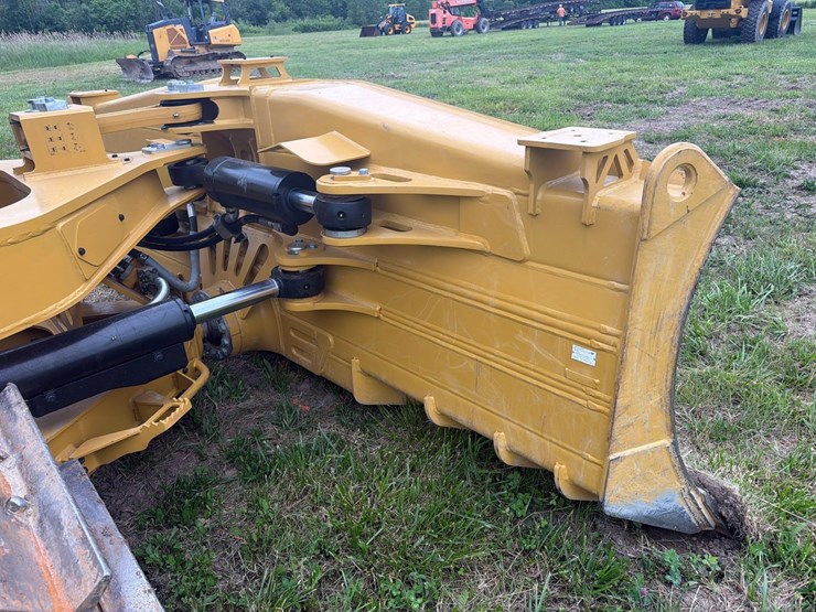 2026-caterpillar-d6-image-16