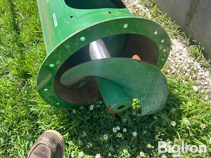 john-deere-x9-combine-unloading-auger-image-15
