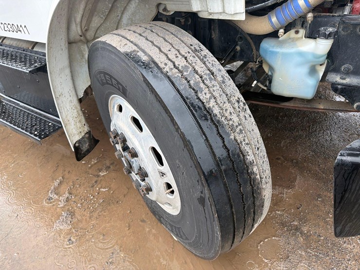 2015-freightliner-m2-106-image-15