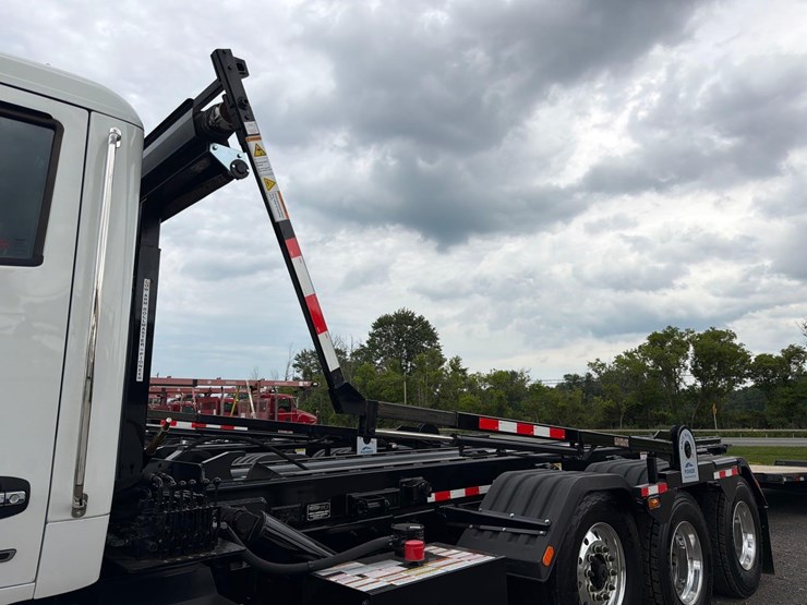 2025-kenworth-t880-image-18