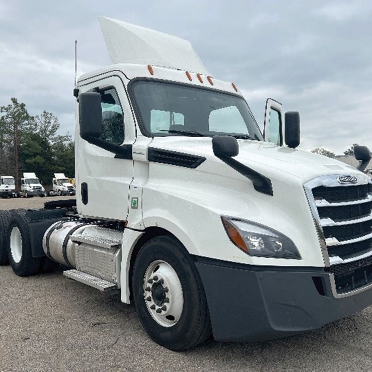 2020 FREIGHTLINER CASCADIA 126