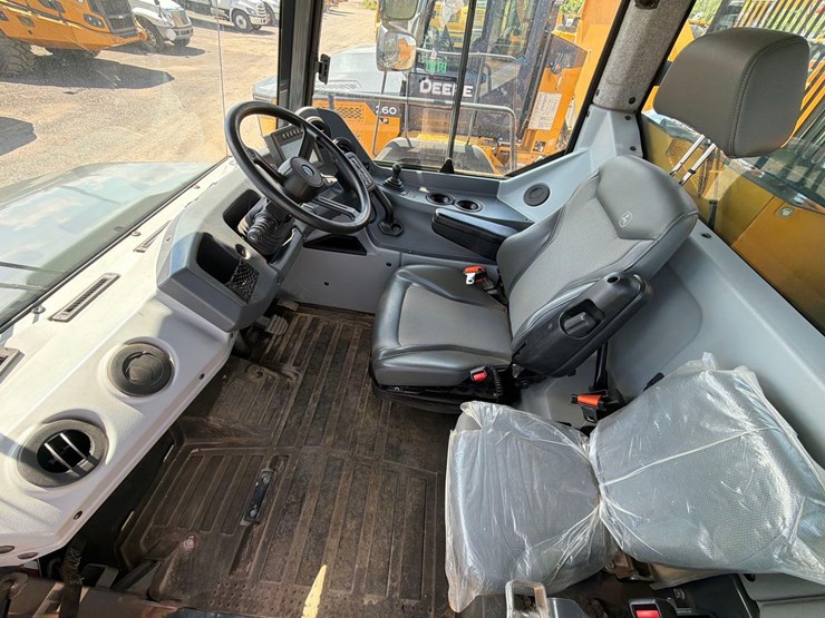 2023-deere-260e-image-14