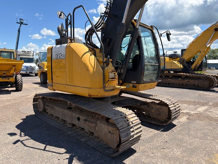 2019-deere-135g-image-5