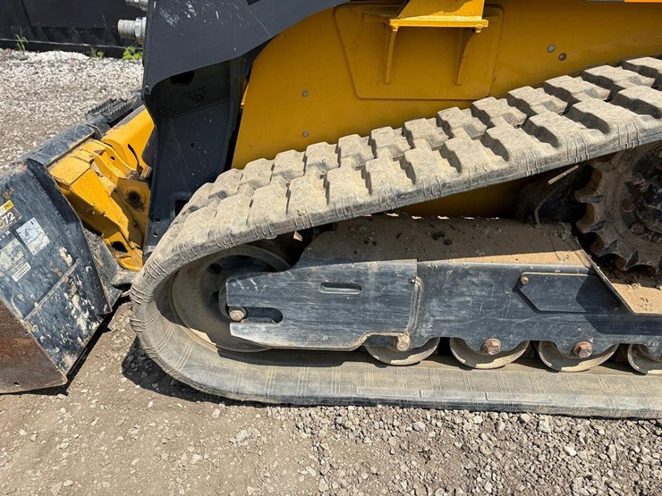 2022-deere-317g-image-17