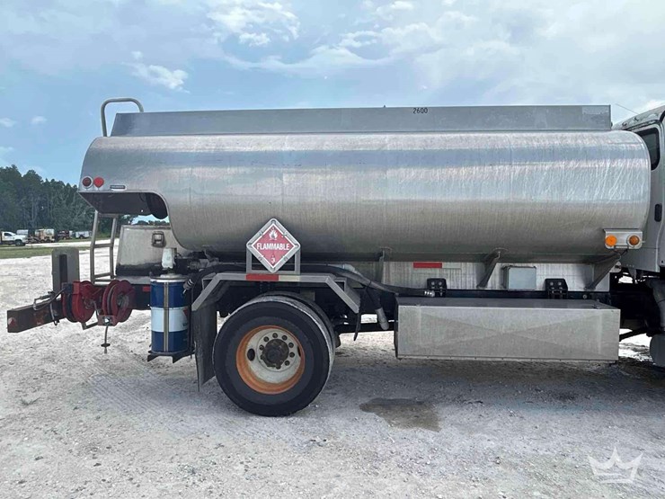 2009-freightliner-m2-106-image-12