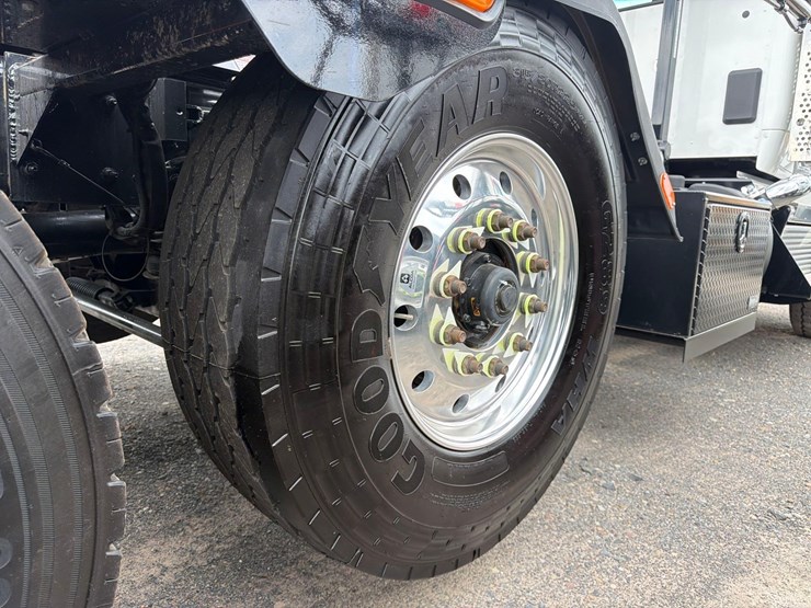2025-kenworth-t880-image-12