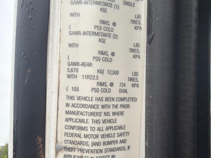 2015-freightliner-m2-106-image-24