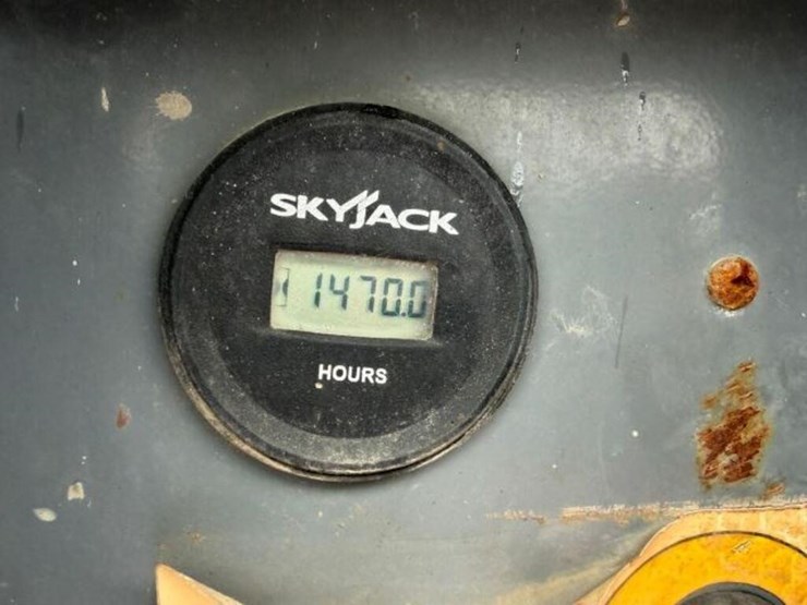 2017-skyjack-sj6832-4x4-scissor-lift-37011111-image-5