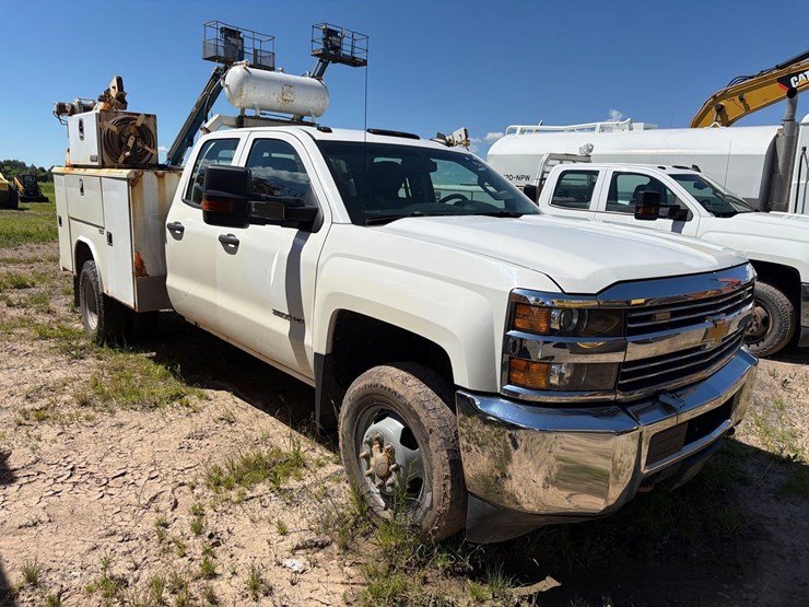 2016-chevrolet-3500-image-3