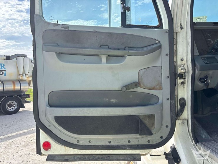 2007-freightliner-columbia-120-image-18