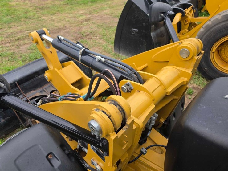 2022-caterpillar-906m-image-16