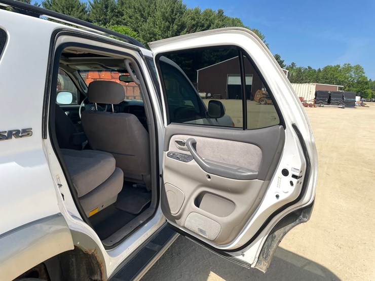 2003-toyota-sequoia-image-52