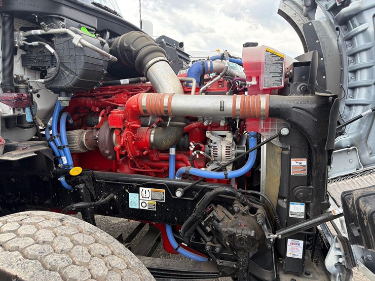 2025-kenworth-t880-image-17