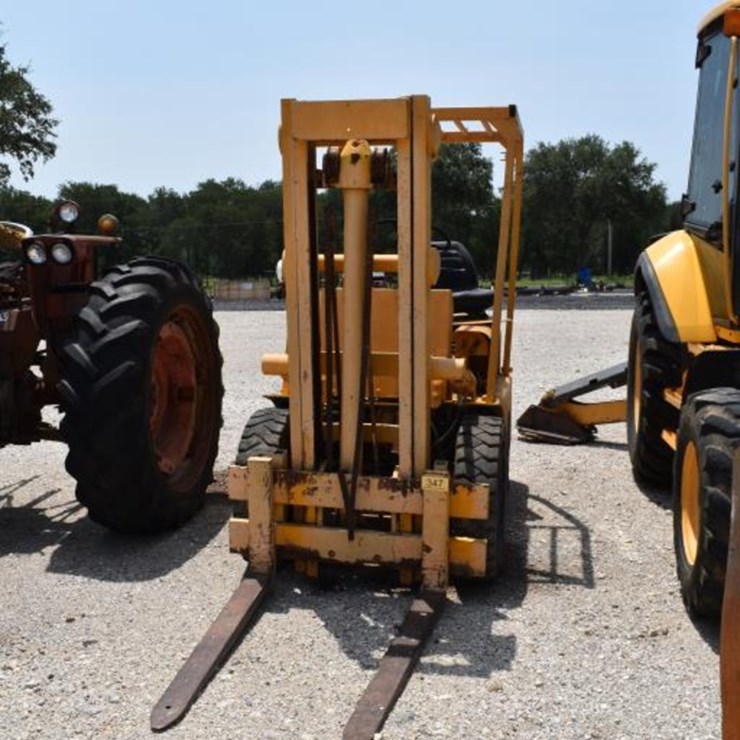 WHITE FORKLIFT (NOT RUNNING) (SERIAL # NOT FOUND) (SHOWING APPX 1,745 HOURS