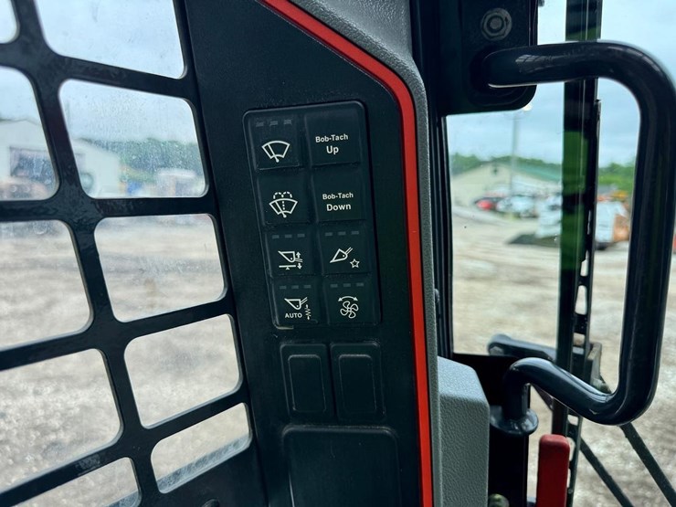 2021-bobcat-t64-image-30