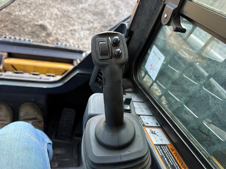 2021-deere-325g-image-21