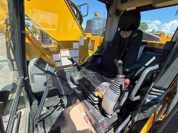 komatsu-pc238us-lc-11-image-27