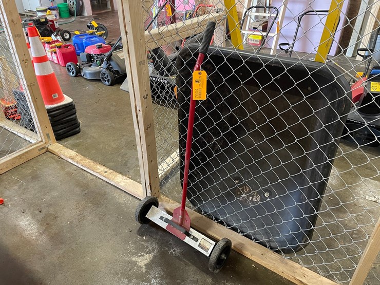 #7934-•-tool-shop-22"-magnetic-sweeper-image-1