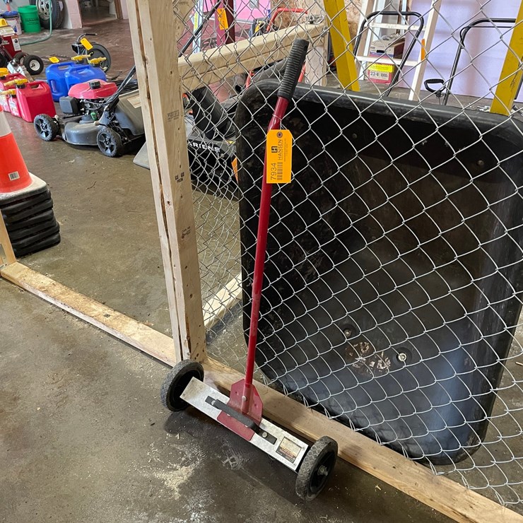 #7934 • Tool Shop 22" Magnetic Sweeper