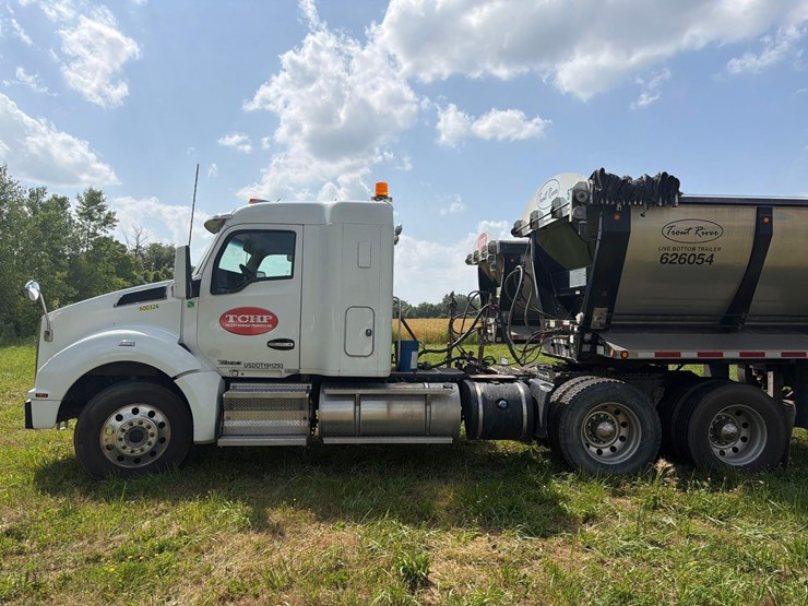 2021-kenworth-t880-image-1