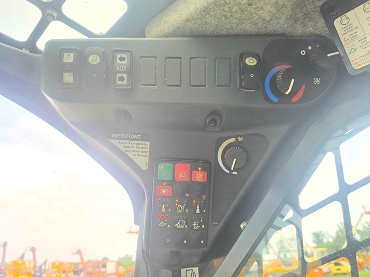 2022-deere-325g-image-24