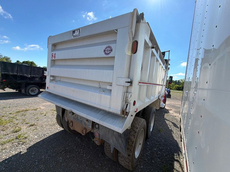 2017-peterbilt-567-image-4